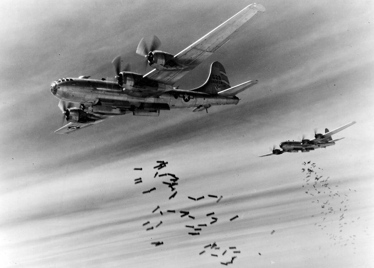 Бомбардировка. Бомбардировщик Боинг b-29 бомбят Японию. Бомбардировка Токио 1942. Самолёты b29 бомбят Японию. B-29 ВВС бомбардировщик Япония