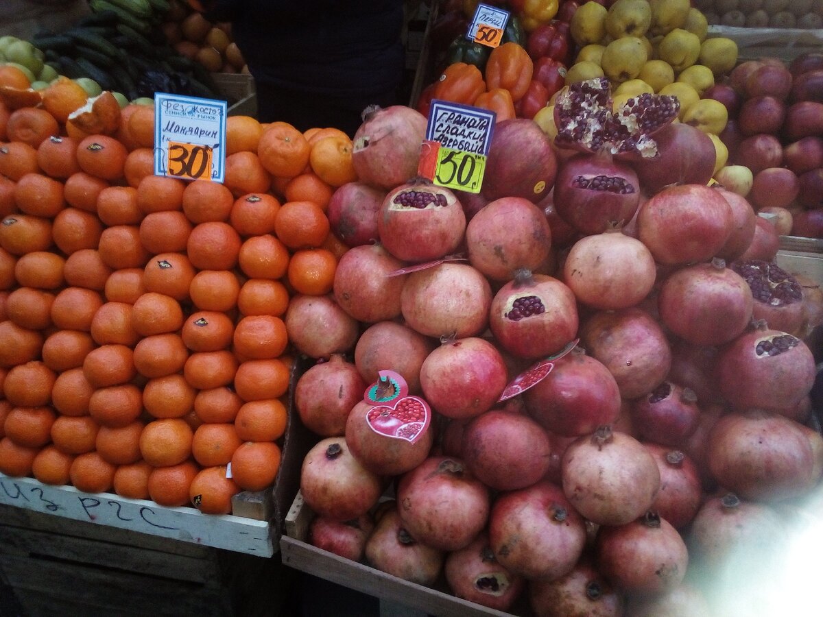 Цены на фрукты 2024. Рынок на Сенной фруктов. Фрукты на Сенном рынке Санкт Петербурга. Сенной рынок цены на фрукты и овощи. Победа продукты Сенной рынок.