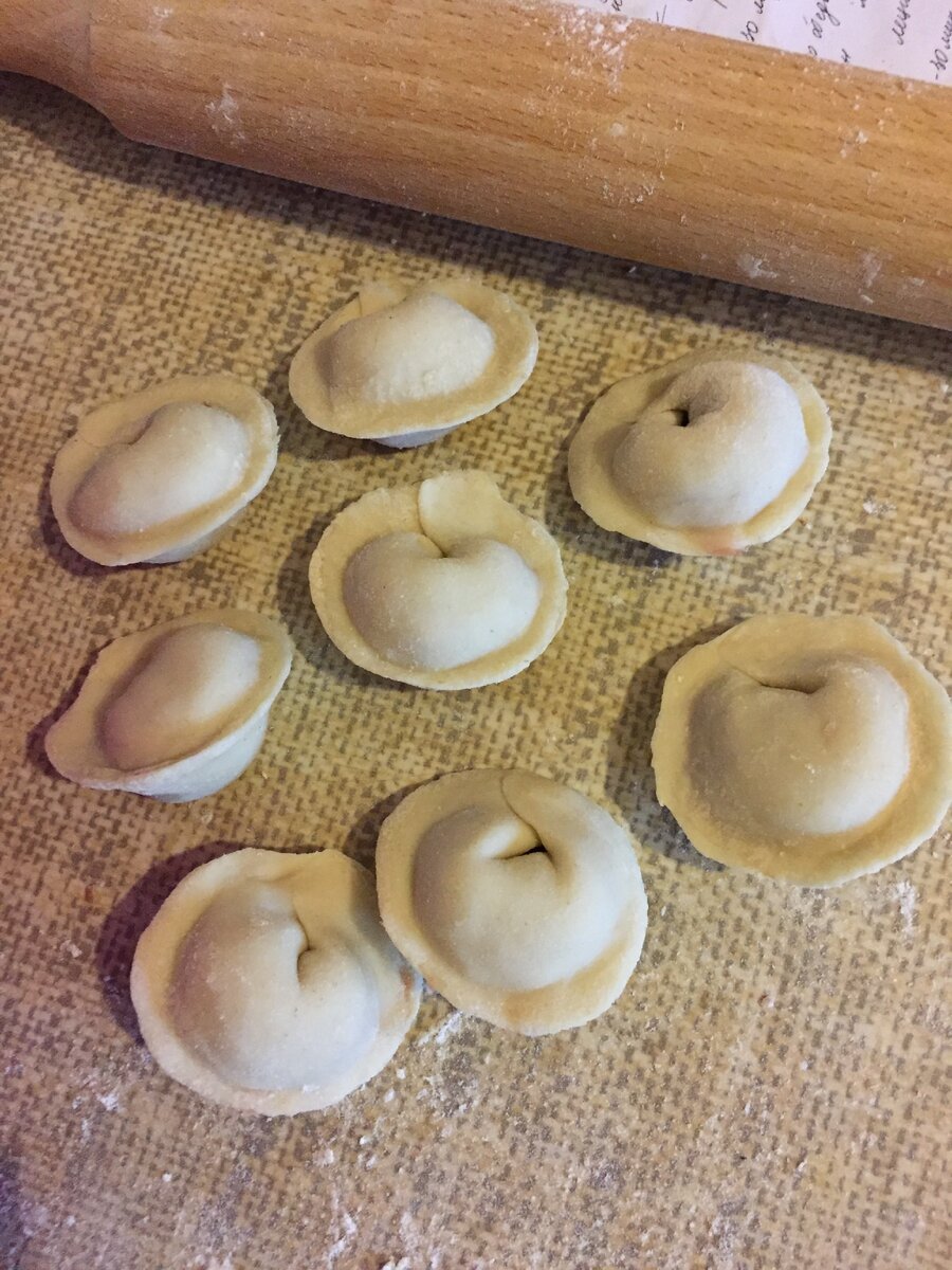 Пельмени - вкусно, быстро и легко!
Так как пельмени состоят всего из 2х компонентов испортить их тяжело.  Но каждая хозяйка знает свои небольшие секретики приготовления самых вкусных пельменей. 