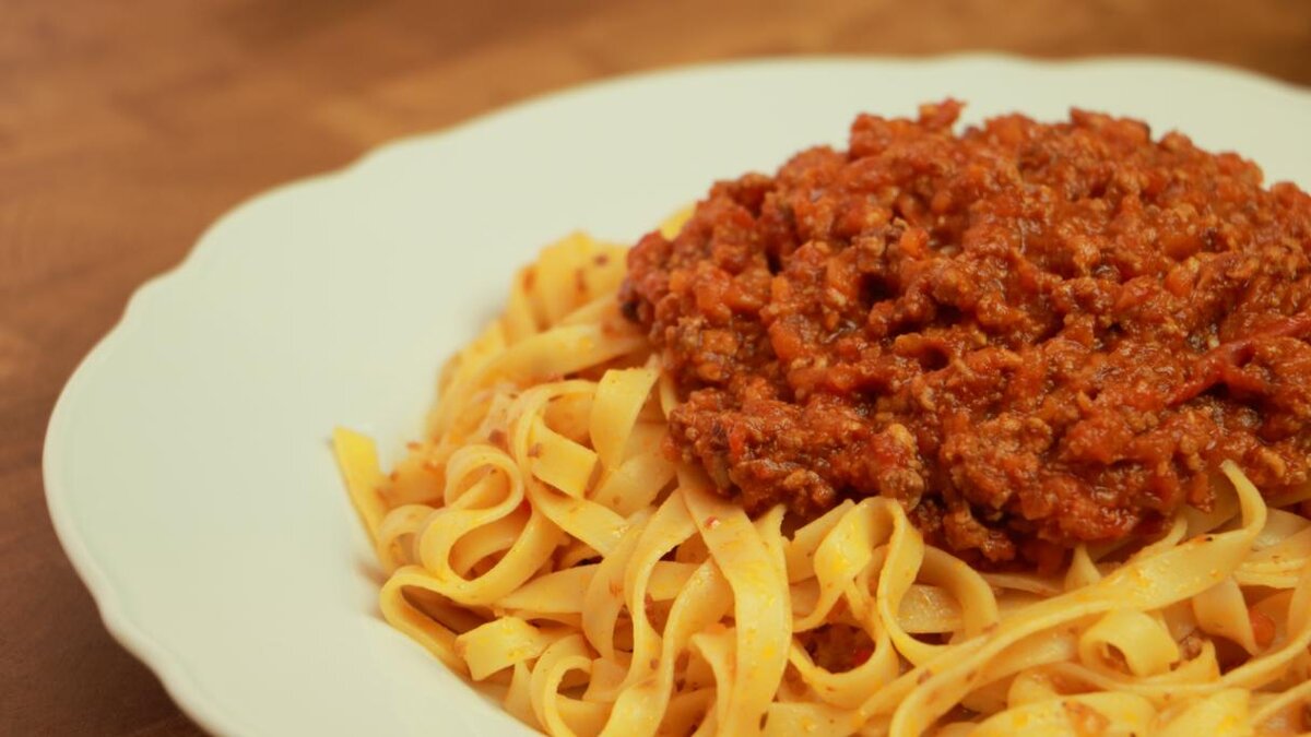 Привет! Сегодня приготовим шикарный итальянский соус Болоньезе, который очень близок русскому человеку, особенно с макарошками ).