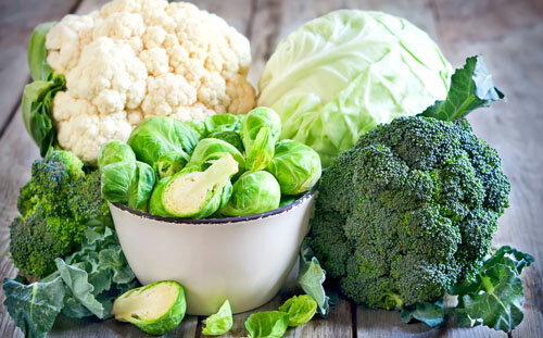 2. Какие продукты помогают похудеть?  К продуктам, способствующим похудению относятся: капуста всех видов,  цитрусовые, имбирный чай, молочные и кисломолочные продукты, острые  приправы, орехи,  малина, баклажаны, чеснок, молотый кофе и другие. Но не стоит забыть,  что только комплексный подход (здоровое питание плюс спорт) поможет  добиться желаемого.