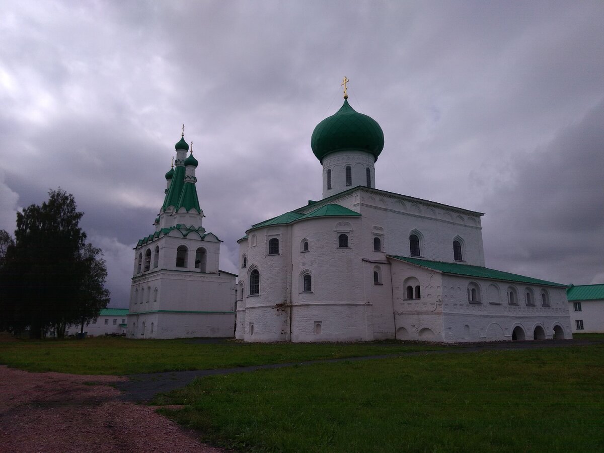 Троицкий собор и звонница Троицкой части Алексанро-Свирского монастыря. Фото 2019 год до строительных работ для ПС Свирский паломник https://svirskiypalpmnik.turbo.site/