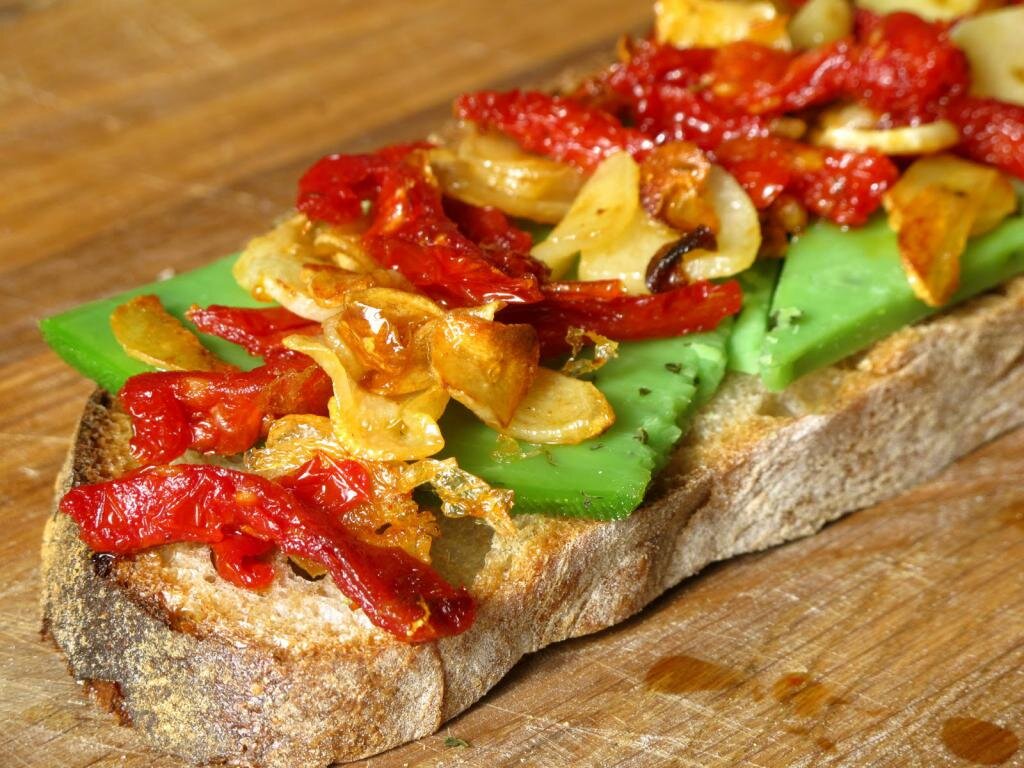 Брускетта с сыром и вялеными томатами