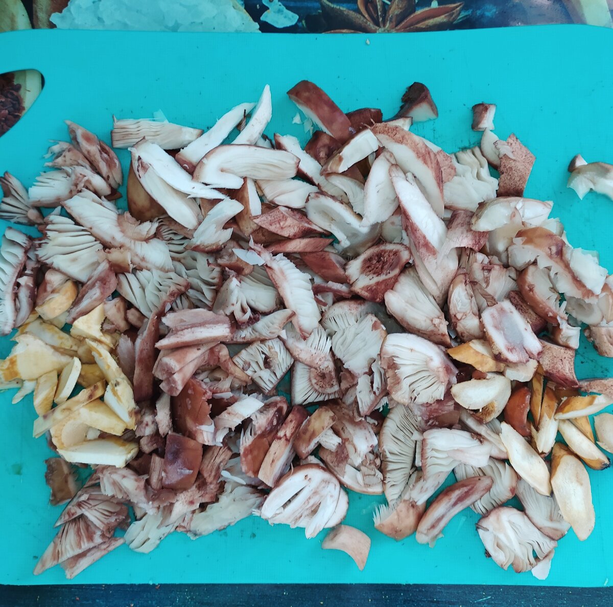 Грибы немного ужариваются, т.е становятся меньше в размерах, стоит это учитывать при нарезке! 