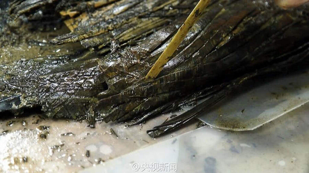 Работа по консервации бамбуковых дощечек из гробницы Лю Хэ. Фото: Official Weibo account of CCTV