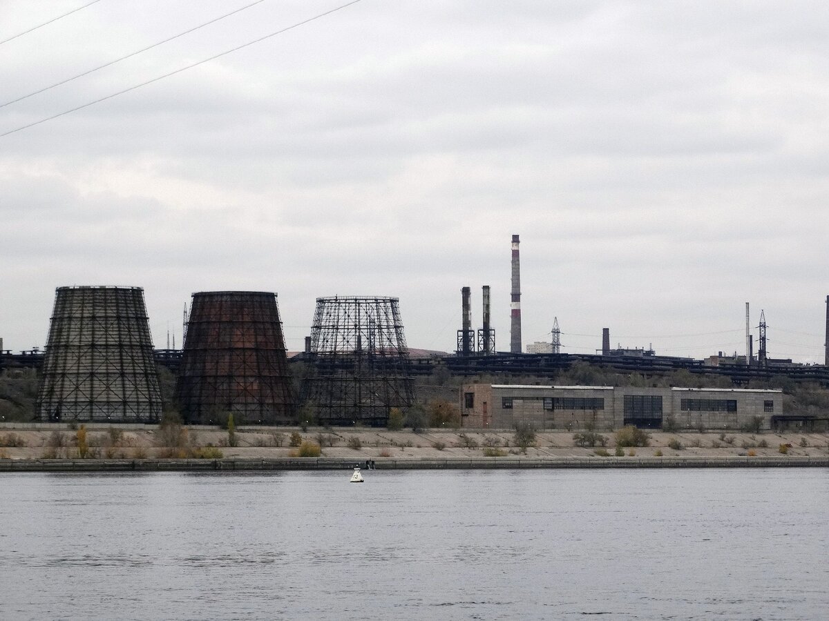 Берег Волги у завода "Красный Октябрь"