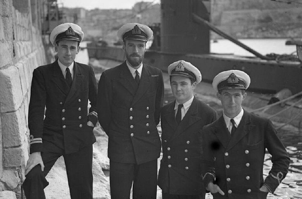 Офицеры британской подводной лодки "Апхолдер" (слева направо) лейтенант Фрэнсис Рак Кин, лейтенант-коммандер Малькольм Дэвид Ванклин, лейтенант Джеймс Ральф Драммонд и саб-лейтенант Джон Норман у причальной стенки базы подводных лодок Лазаретто. Мальта, 13 января 1942 года.