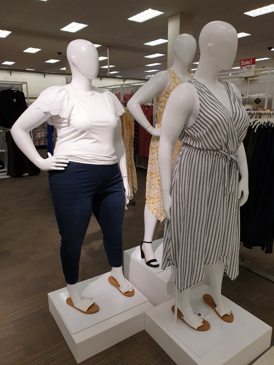 Манекены в магазинах США гораздо больше похожи на реальных людей, чем худосочные куклы в большинстве российских ТЦ. Фото автора  