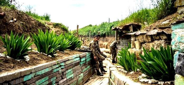 Солдаты в окопах. Карабах.