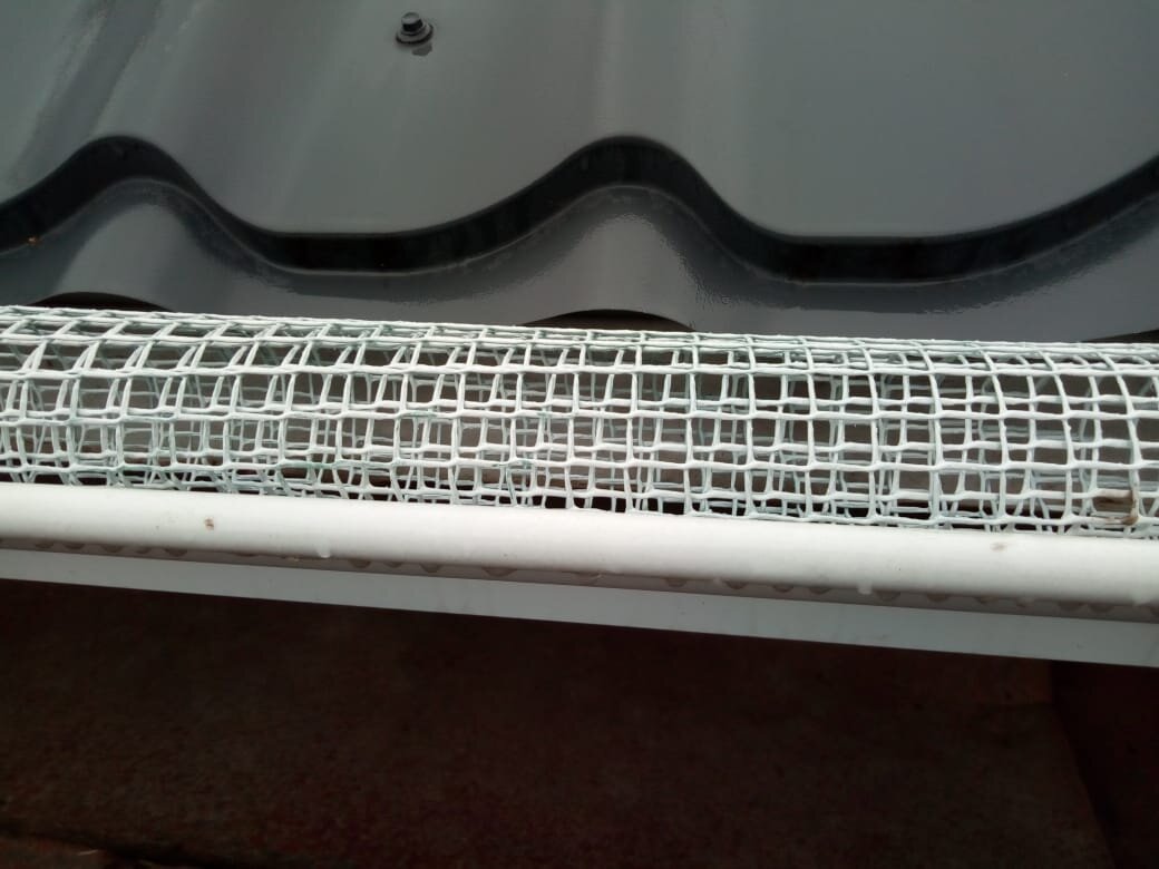 Уже устал чистить водосточку от листьев, сосед подсказал гениальную ...