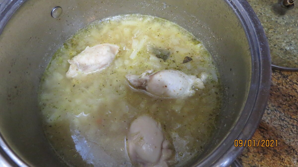 Три кусочка по 100 гр курицы и немного овощей .Ужин на 3 дня.