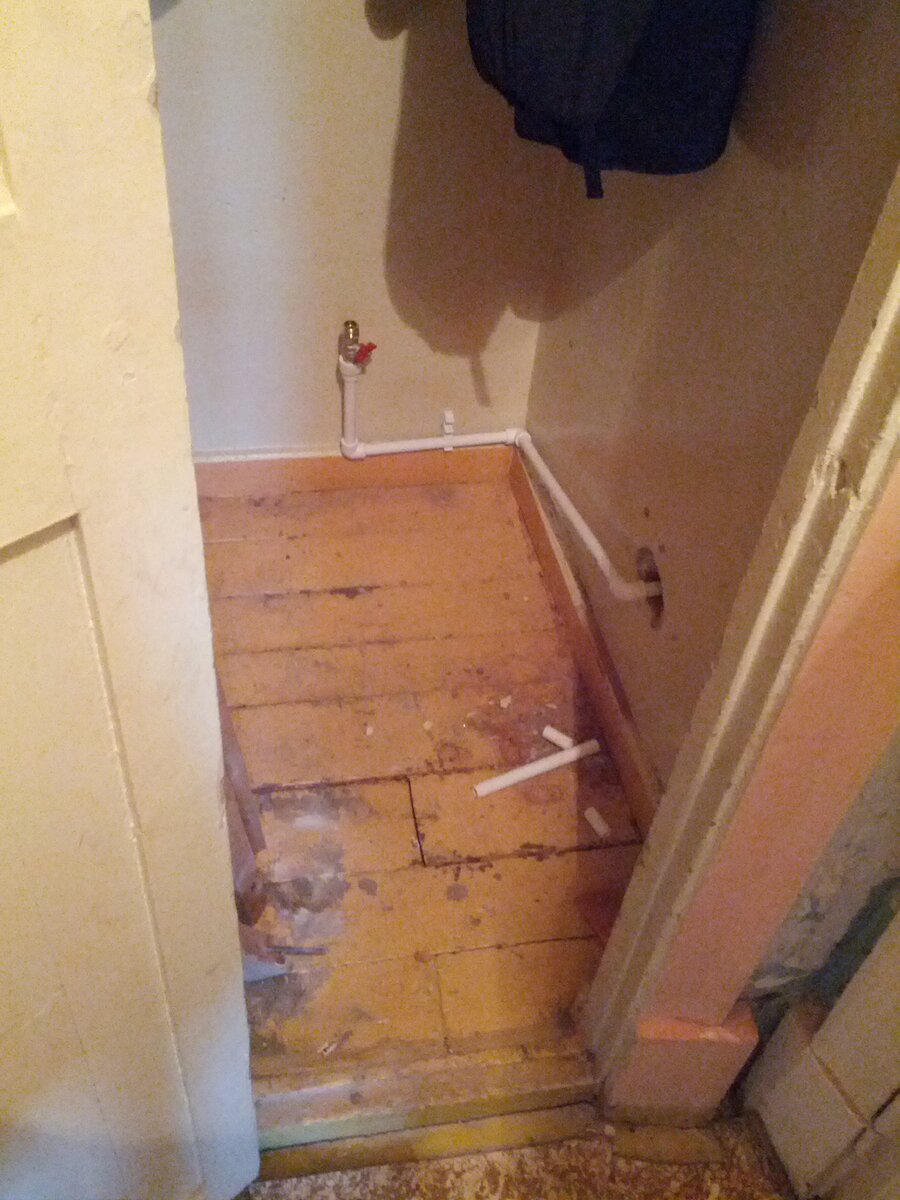 Разобрал пластиковые панели в ванной \"сталинки\", а там все в ржавчине ...