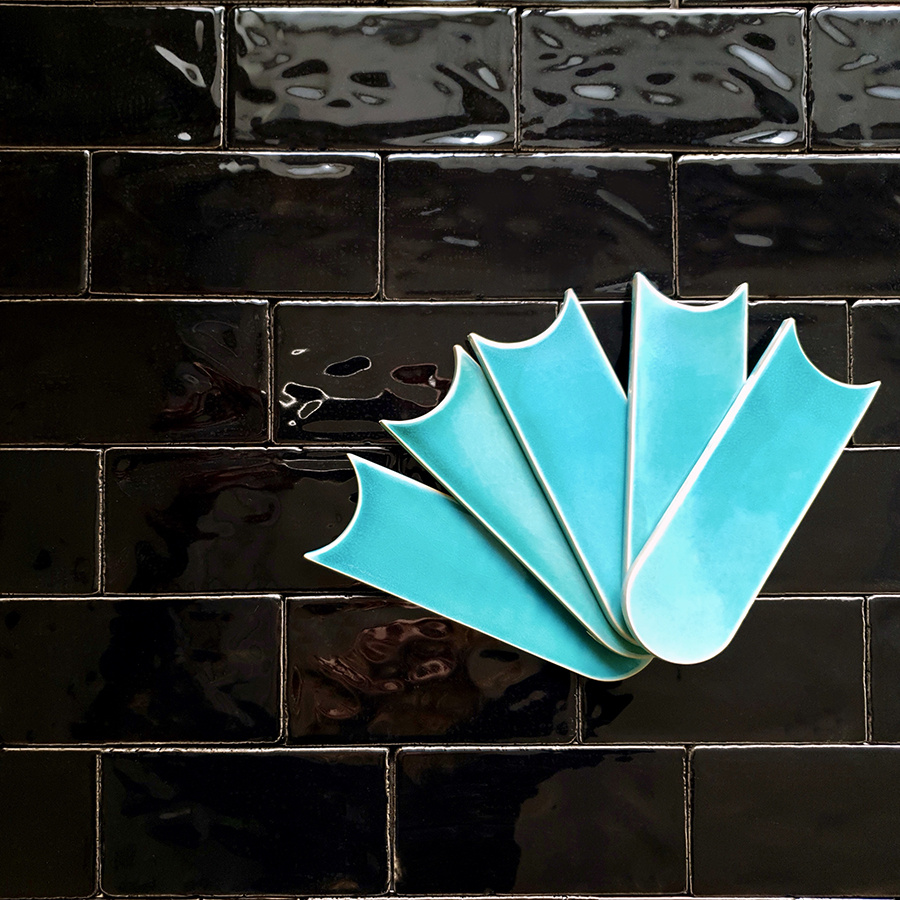 Для создания стильного современного помещения к тёмному оттенку добавляют яркие цвета.