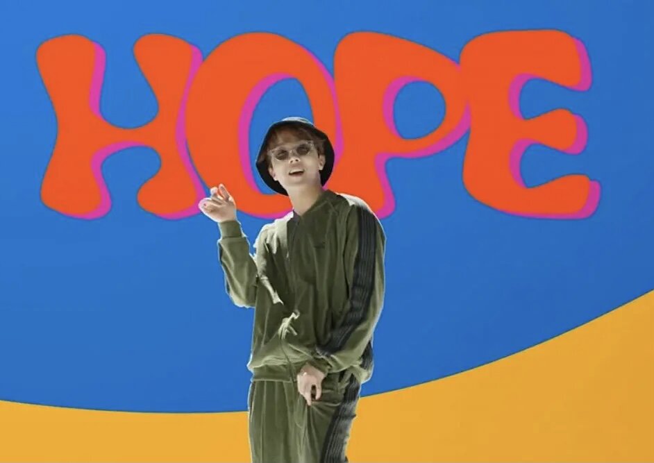 
Сольный микстейп Джей-Хоупа «Hope World» возглавил чарты iTunes в 109 регионах.