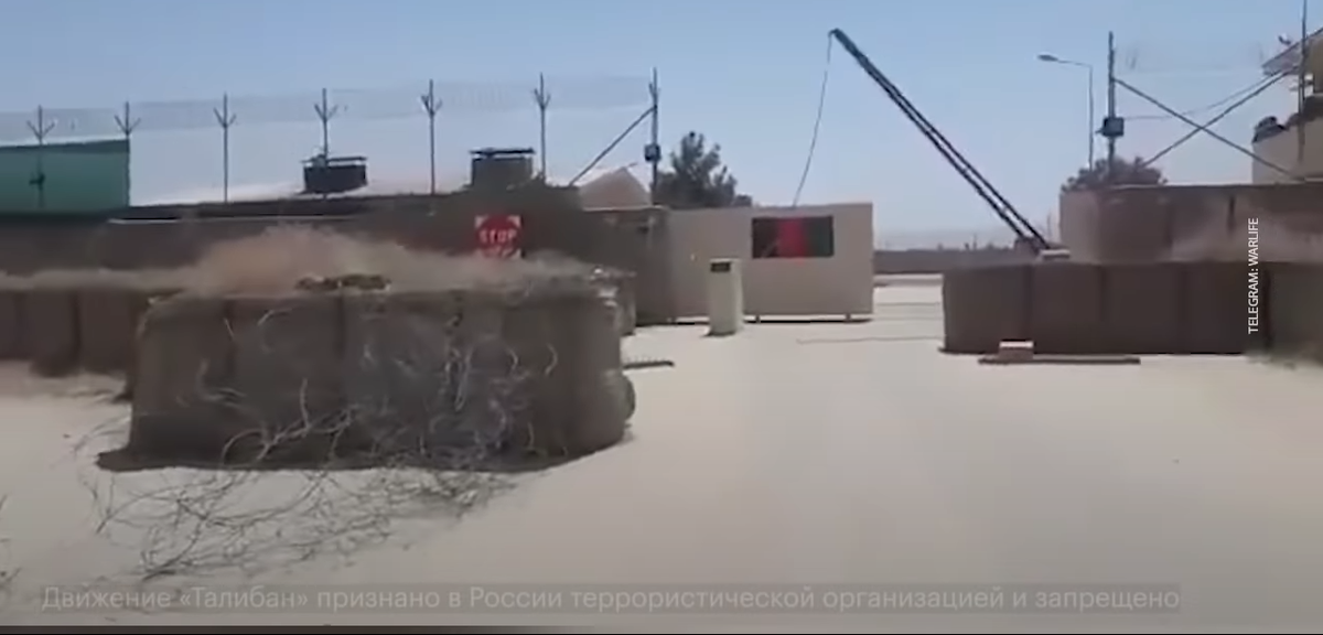 В сец.сетях появились видео на которых боевик показывают брошенные американцами базы
