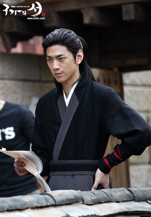 Сколько бы фильмов и дорам я с ним не смотрела - для меня он - всегда будет тем самым "третьим лишним" Гон И, верным другом и учителем из Книги Семьи Гу. 