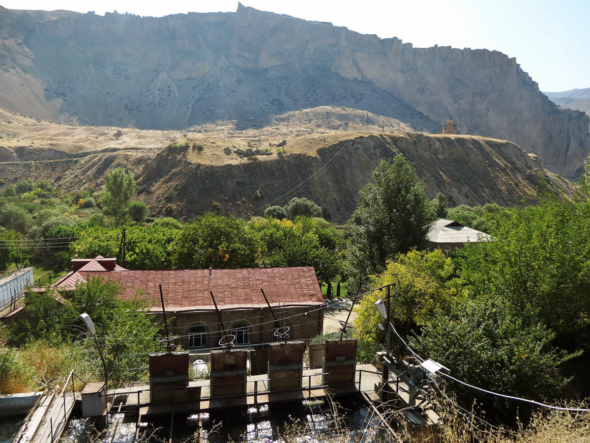 Сел арм. Село Арени Армения. Ереван село Арени. Долина Арени. Селеуловитель Арени.