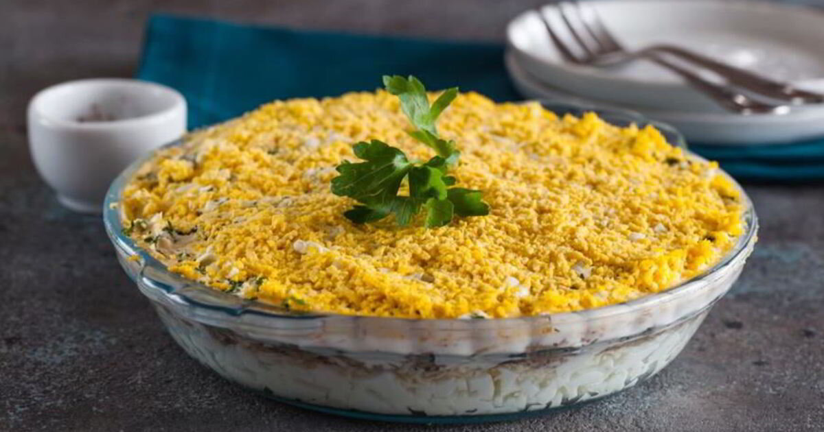 Праздничный классический салат мимоза стоит на ряду с такими кулинарными знаменитостями нашего застолья как оливье и селедка под шубой.