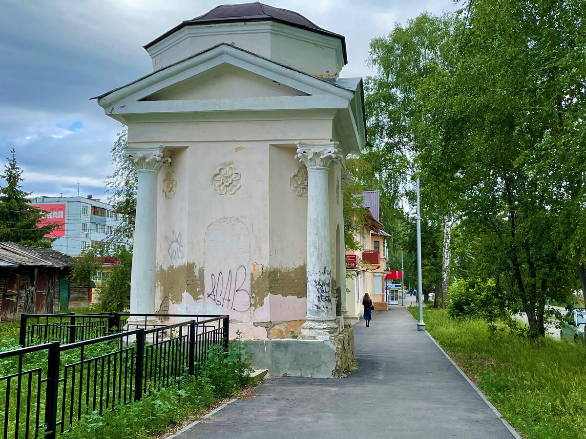 Непонятное сооружение времен СССР на улице города Жигулевска, даже местные  жители не дали ответ, что это такое рассказываю | Под зонтиком | Дзен