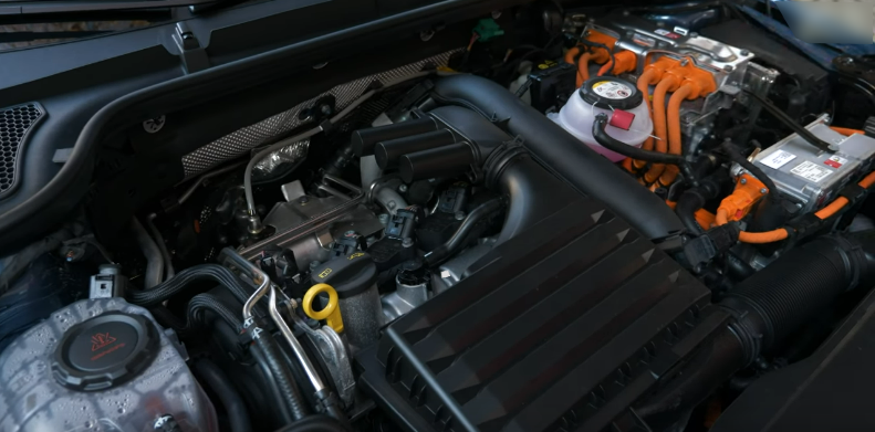 Подкапотное пространство у Skoda Octavia iV 2020 года.