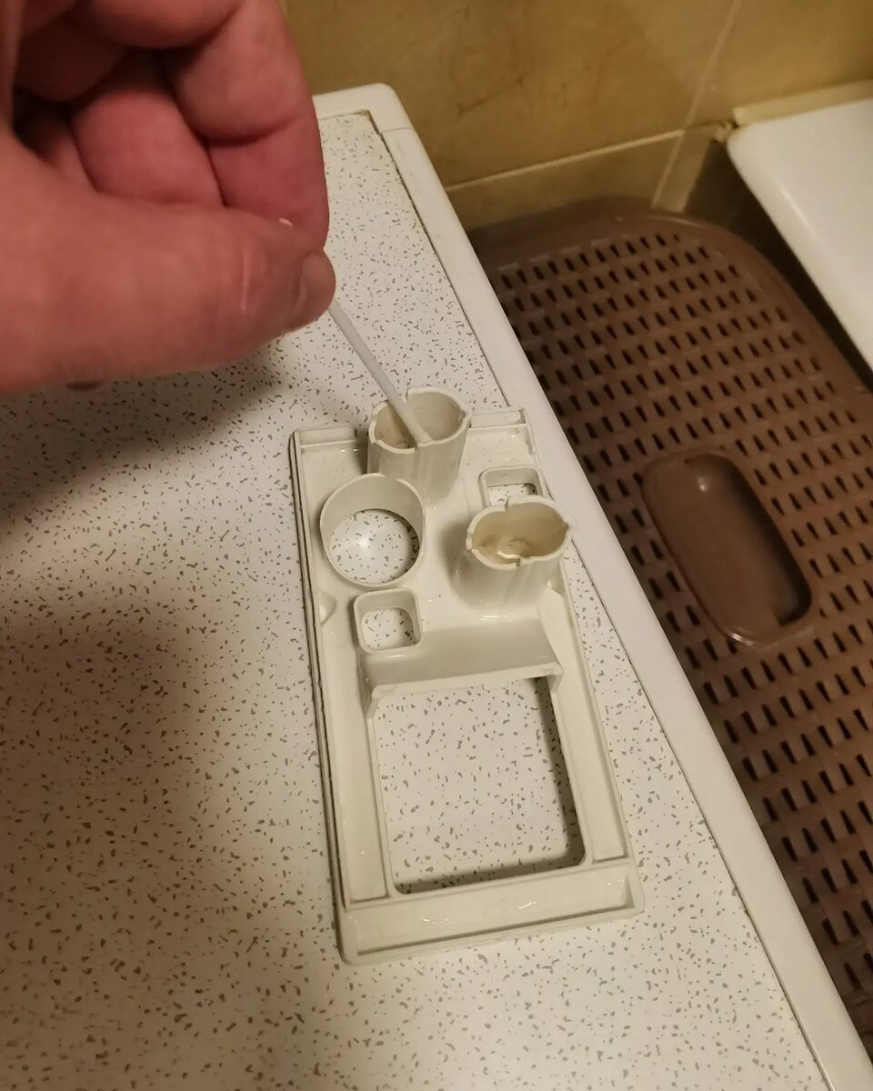 При помощи косметических палочек, под струёй тёплой воды, с особой тщательностью промыть все полости, даже если Вам кажется что там не чего нет. 