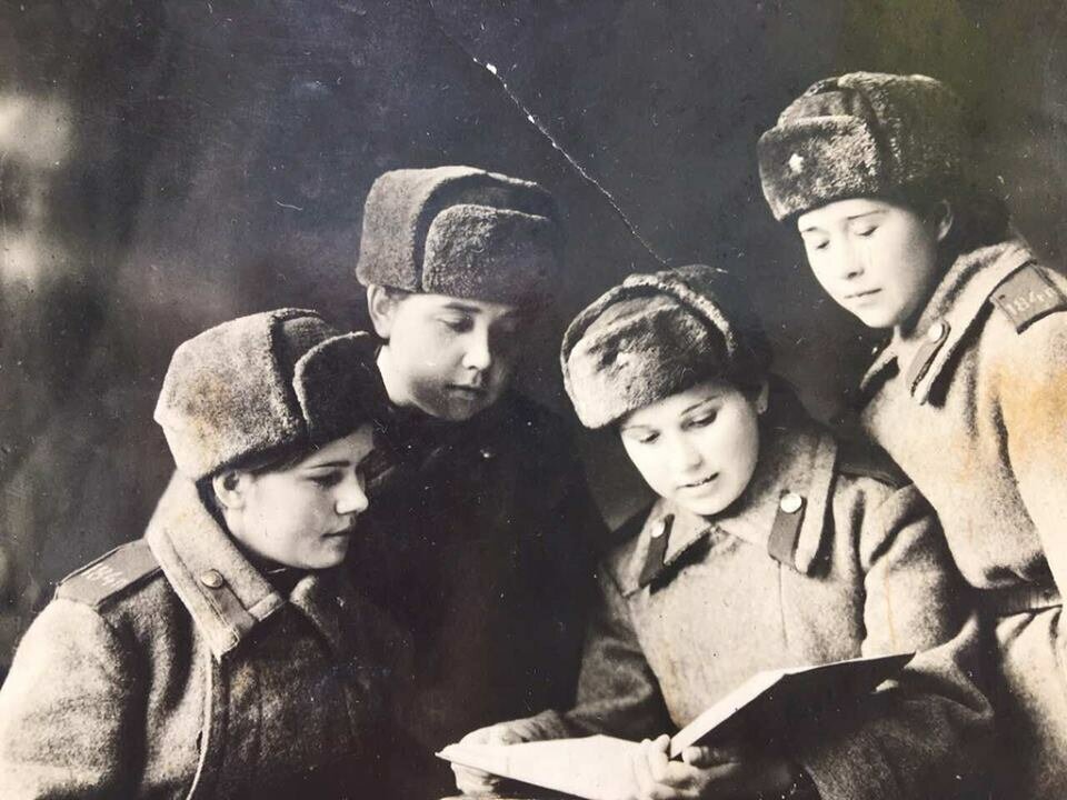Александра Андреевна Хохлова (первая слева). Неизвестный автор, 15 января 1942 года, г. Казань, из архива пользователя Виталия / https://zen.yandex.ru/media/russiainphoto/kniga-v-rukah-kak-iavnoe-otlichie-grajdan-sssr-ot-sovremennyh-jitelei-rossii-5cbf0b4e1c8e87021bb8a51e