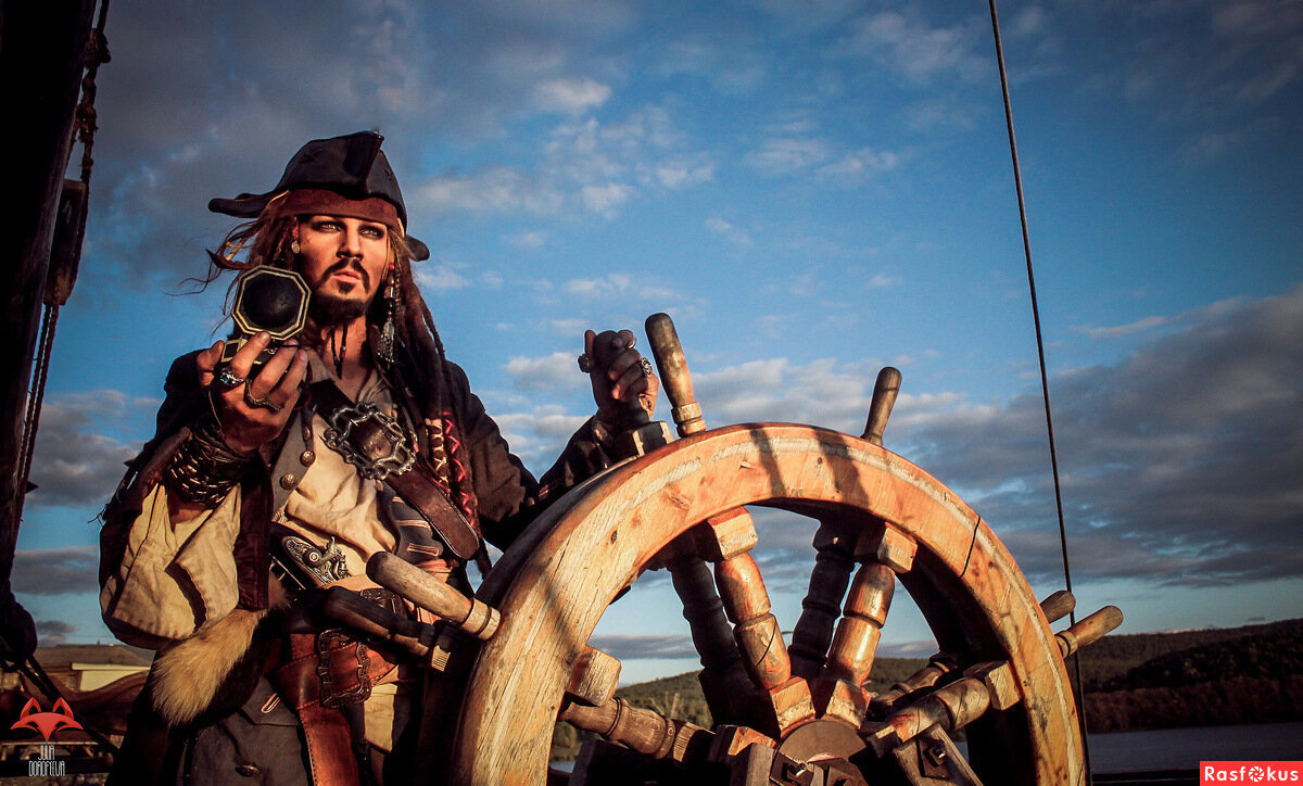 Пираты Карибского моря Джек Воробей за штурвалом