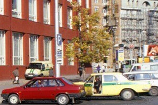 Так как сегодня речь мы ведем именно о Волгах Газ 24 - прилагаю фотографию реального автомобиля этой марки. Конечно, по дорогам ездили инкассаторские Газ 2410, однако, естественно, у Агата была лишь классическая 24-ка. На реальном авто мы видим маячок на крыше, зеленые полосы на бортах, бежево-желтый цвет кузова. 