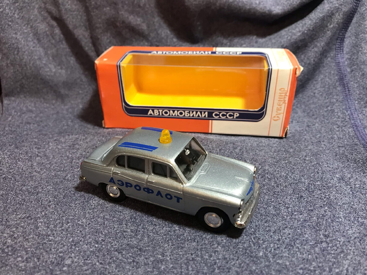 Сам Москвич полностью повторяет раскраску Агатовского Газа 66 последних лет выпуска (фото далее): цвет кузова - металлик типа "снежная королева", оранжевый маяк крупный, синие полосы, надписи и "птичка".