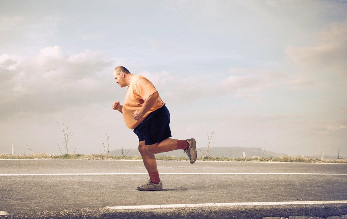 Сбежавший ученый. Толстый парень бежит. Ожирение тренировки. Бег при ожирении. Толстый чувак бежит.