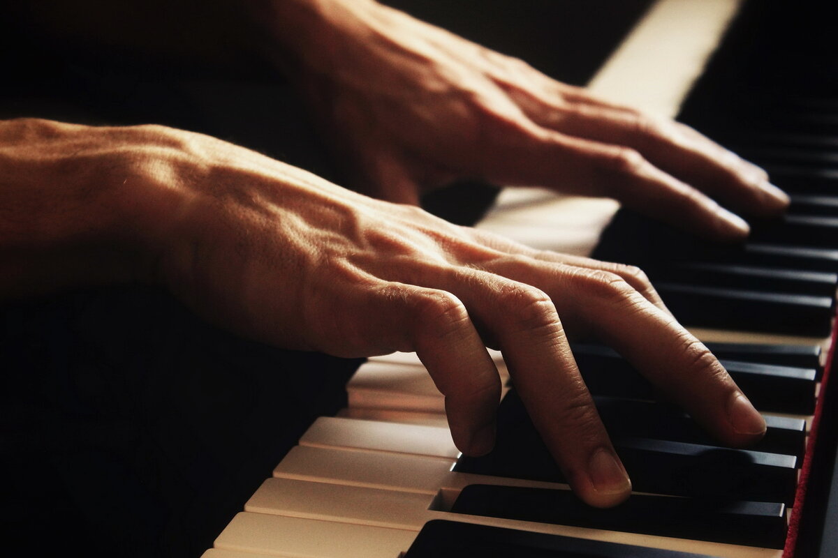 Hands music. Конкурс пианистов имени Рахманинова 2022. Руки пианиста. Пальцы на пианино. Пальцы пианиста.