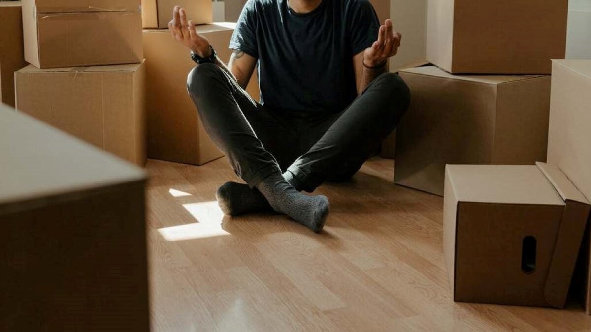 Поставьте коробки рядом с мусоркой, а не в контейнер и их обязательно заберут