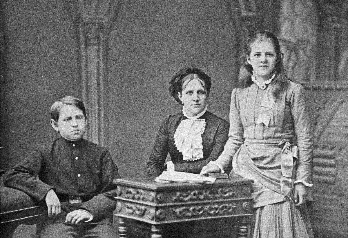 Анна Григорьевна Достоевская с детьми Любовью и Фёдором