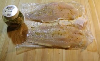 Для начала размороженное или свежее филе пангасиуса натираем солью и специями.