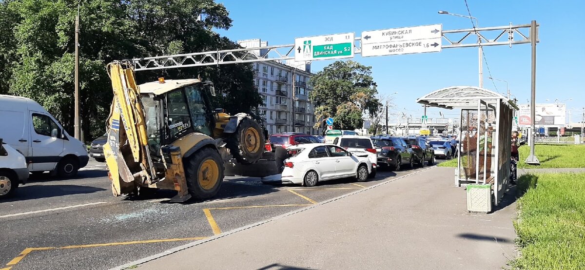Трактор протаранил автомобиль. Фото: ДТП и ЧП | Санкт-Петербург 