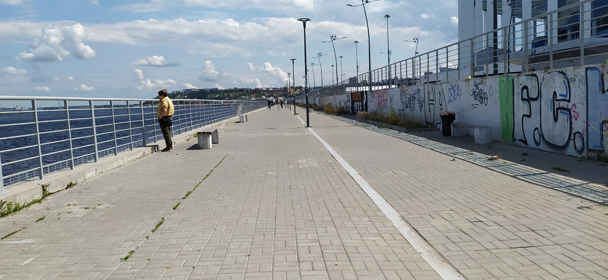 Вот она. А справа виден краешек огромного стадиона