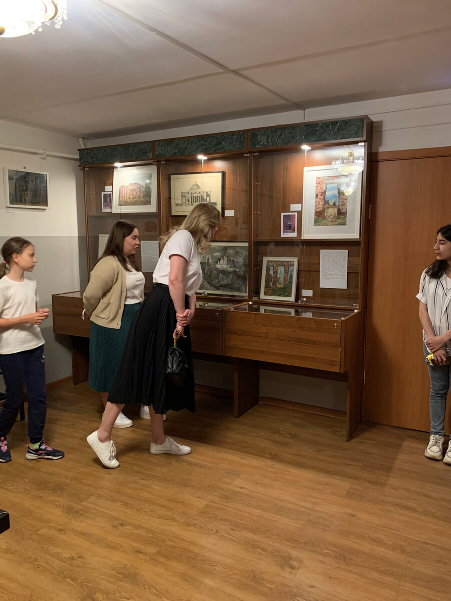 Посетители выставки. Фото с сайта Ассоциации pleinair-russia.ru