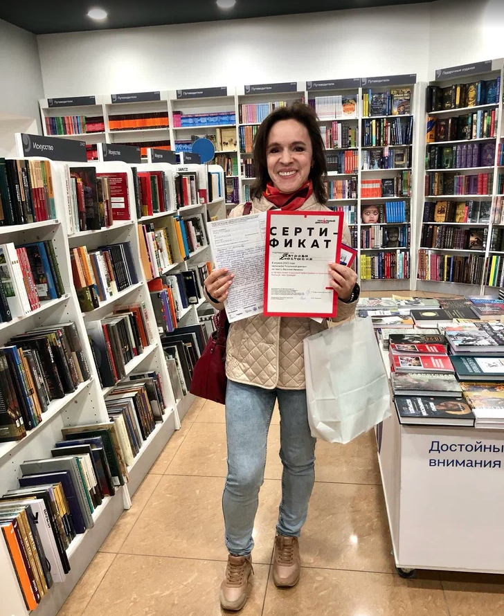 Подсказка: русский язык есть в десятке сложнейших. Тут я стою счастливая, потому что впервые участвовала в Тотальном диктанте. Фото из личного архива, 2023