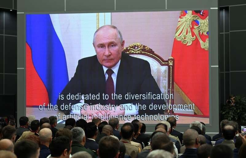 Трансляция видеообращения президента РФ Владимира Путина по случаю открытия Международного военно-технического форума “Армия-2023” в Конгрессно-выставочном центре “Патриот”. Максим Блинов / РИА Новости