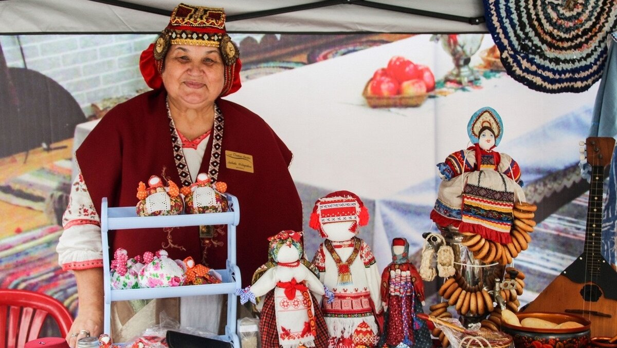     Сегодня граждане займутся хендмейдом. Волшебники будут колдовать, те, кто попроще, вышивать крестиком, варить мыло или собирать из запчастей бижутерию. Главное, чтобы было все от души. Сегодня День чуда своими руками.