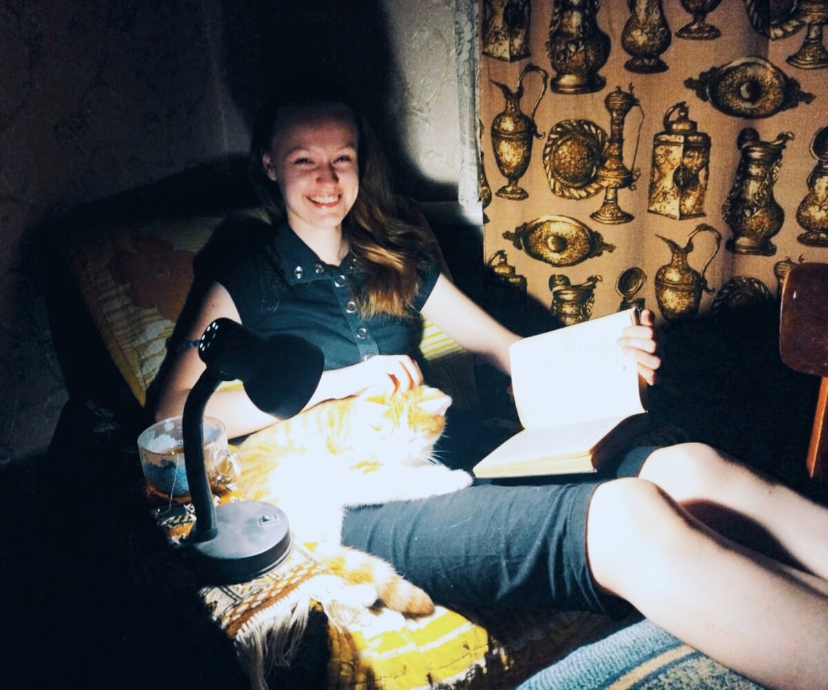 Свет в глаза, зато удобно.