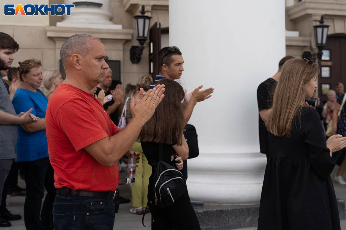 волгоград церемония прощания. роман гребенюк похороны. похороны девочек в волгограде. в волгограде простились с погибшими. в волгограде простились с девочками.