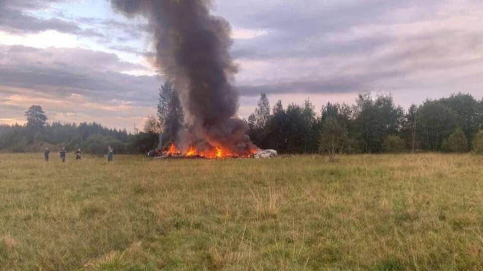 Фото: Wagner Telegram Account / Anadolu Agency / AFP📷После взрывов в воздухе бизнес-джет упал и сгорел