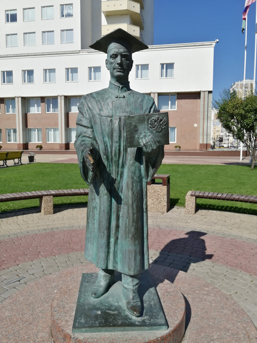 Скульптура "Руку профессору" (Белгород)