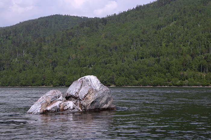 Листвянка на Байкале шаман камень