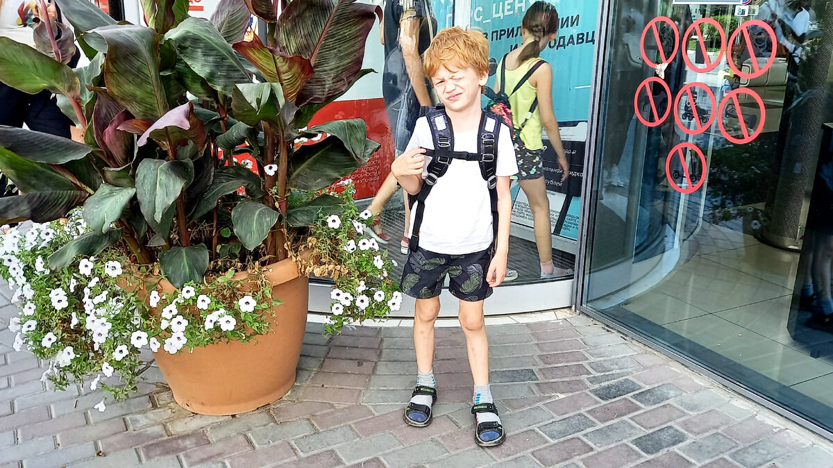 Деловая колбаса со школьным рюкзаком, полным новой обуви. 