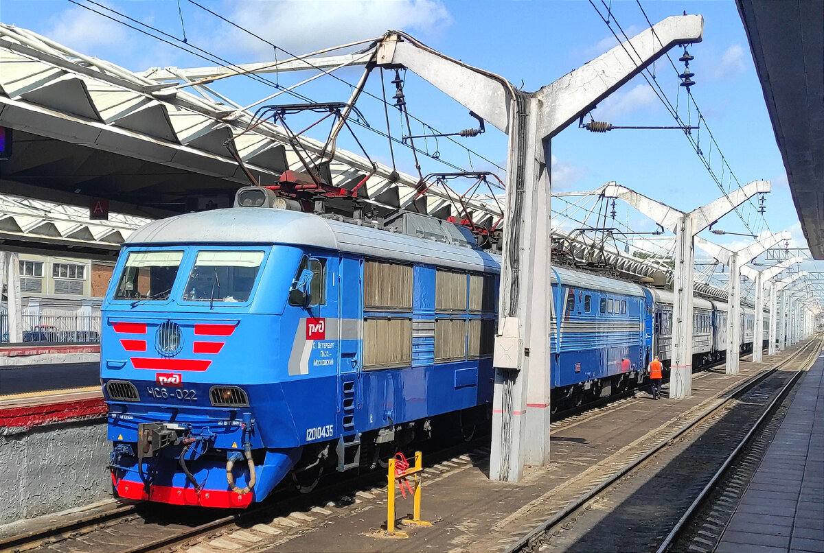 ЧС6-022 на Ленинградском вокзале в Москве. Дата съёмки - 05.06.2023.