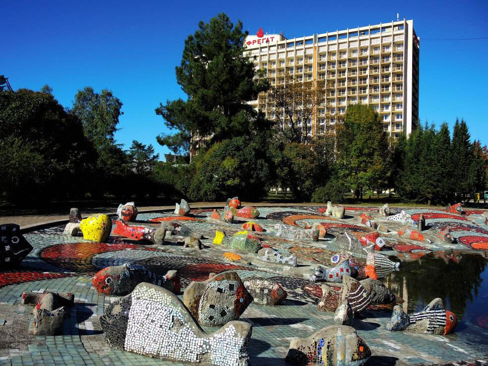 Адлер курортный городок фото. Курортный городок Адлер Церетели. Курортный городок Адлер 2022. Курортный городок Адлер набережная. Адлер Курортный городок СССР.