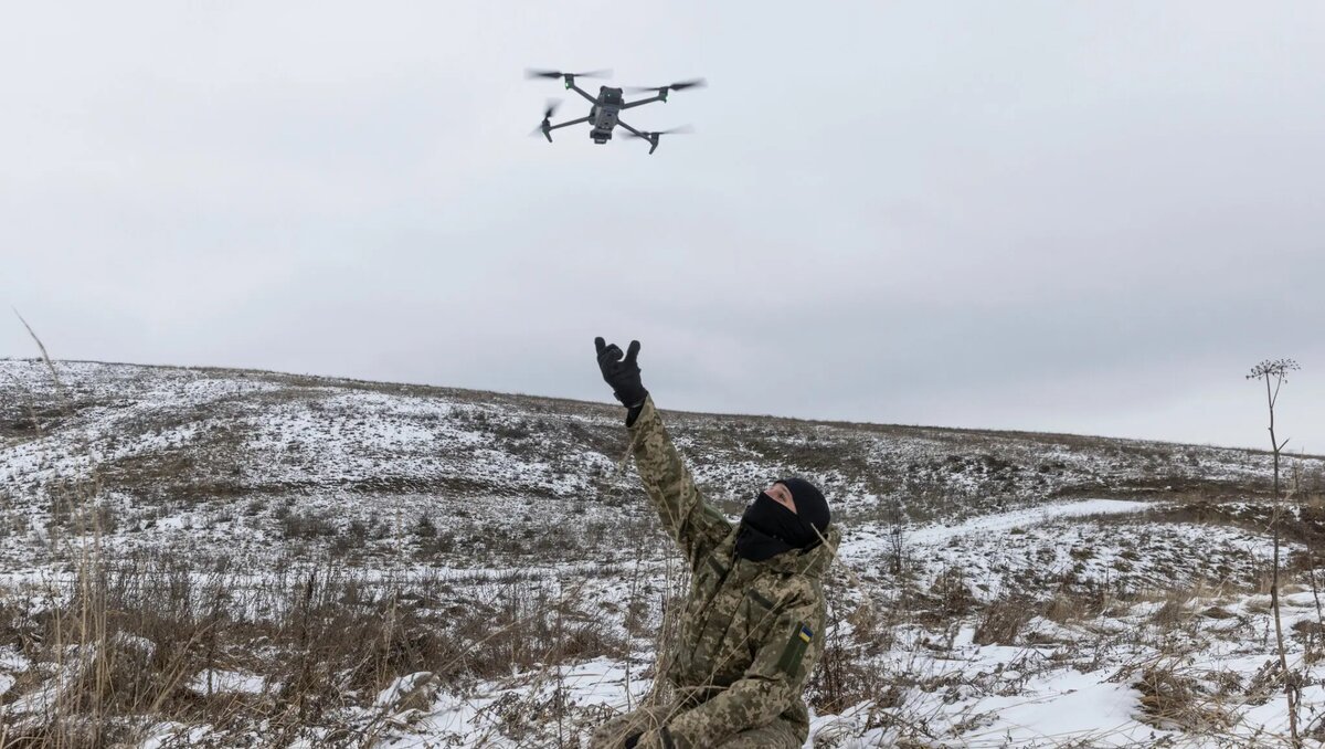     Сообщения об атаке дронов и беспилотников на Москву — уже привычный контекст утренних новостей. Но за терминами дрон и беспилотник кроются порой совершенно разные устройства. «НИ» попытались разобраться, что же на самом деле к нам прилетает и сколько эти прилеты с их отражением стоят обеим сторонам.