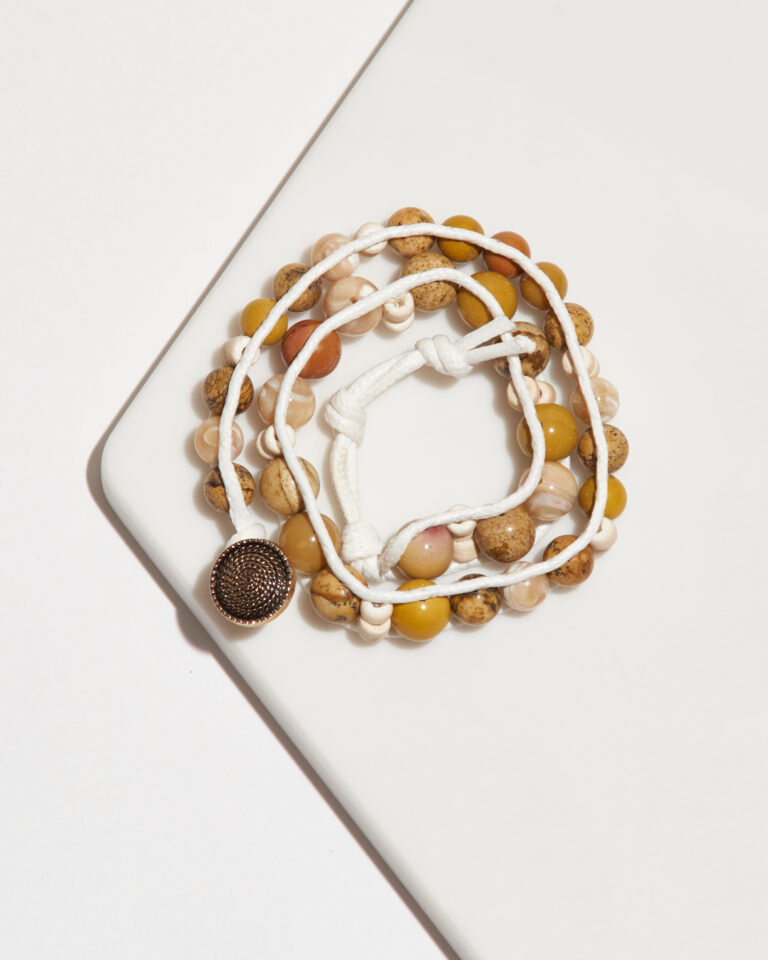 На фото браслет из песочной яшмы и перламутра
